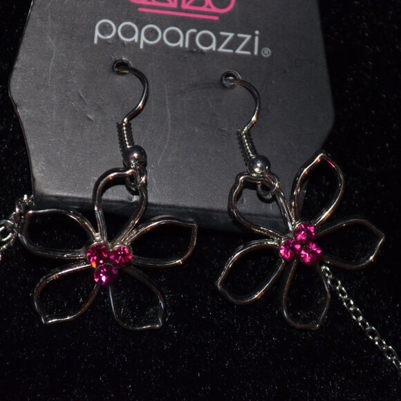 PAPARAZZI (R) Silverton Metal Chain Necklace Hanging Earrings Set Flowers 14y.o+ - Picture 6 of 8
